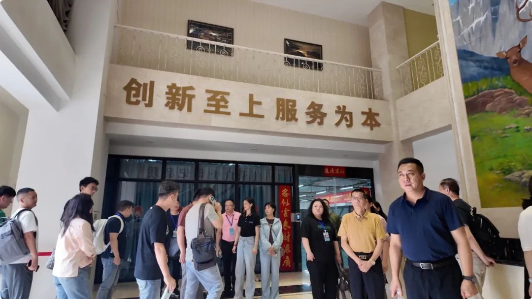 Explore one of the industry leaders! Association leaders and representatives walked into Boyin to witness the hard-core innovation of China's digital printing!